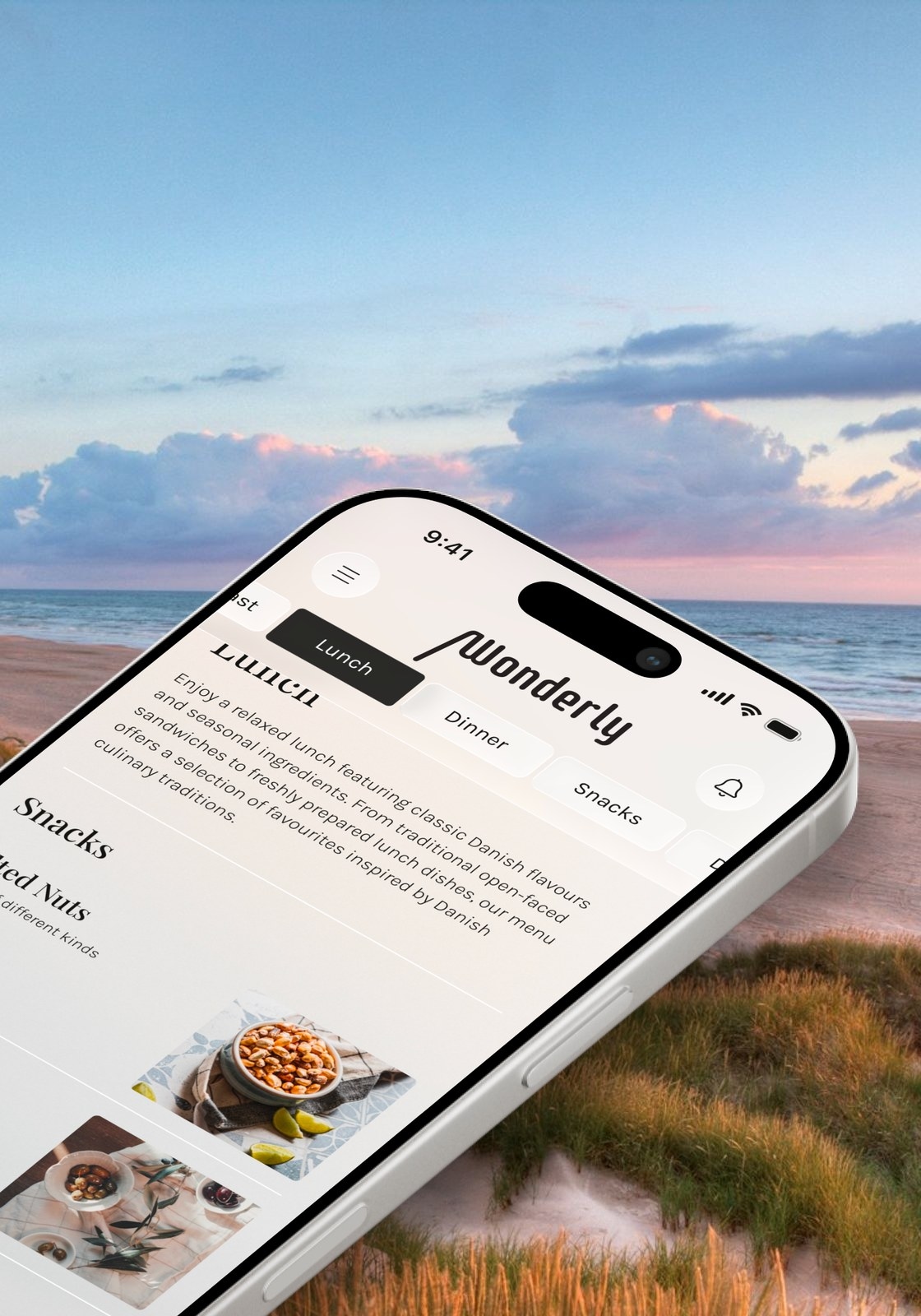 Wonderly-appen på en telefon ved stranden