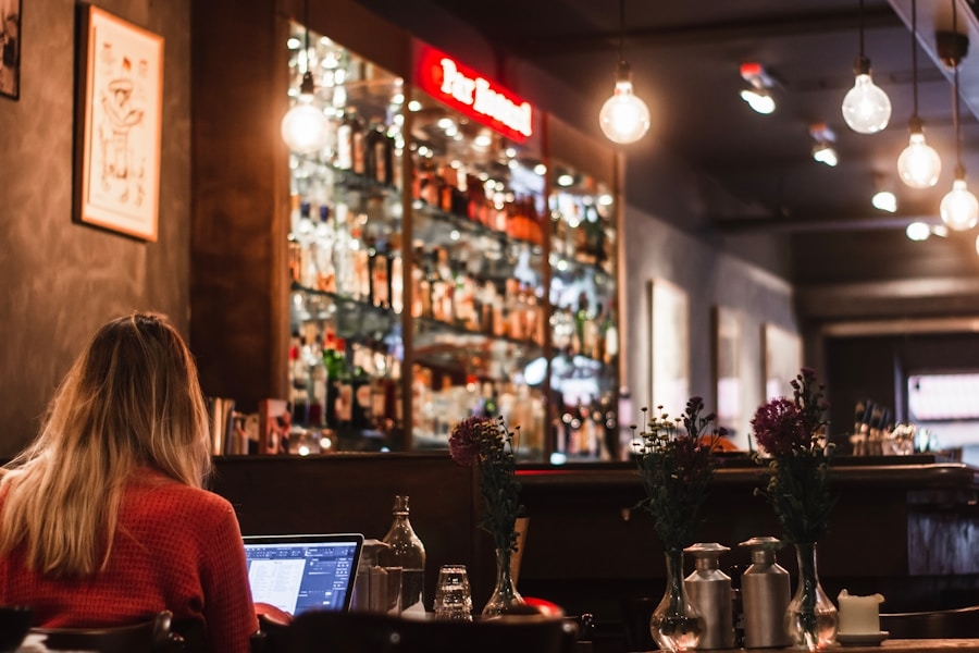 Medarbejder bag baren