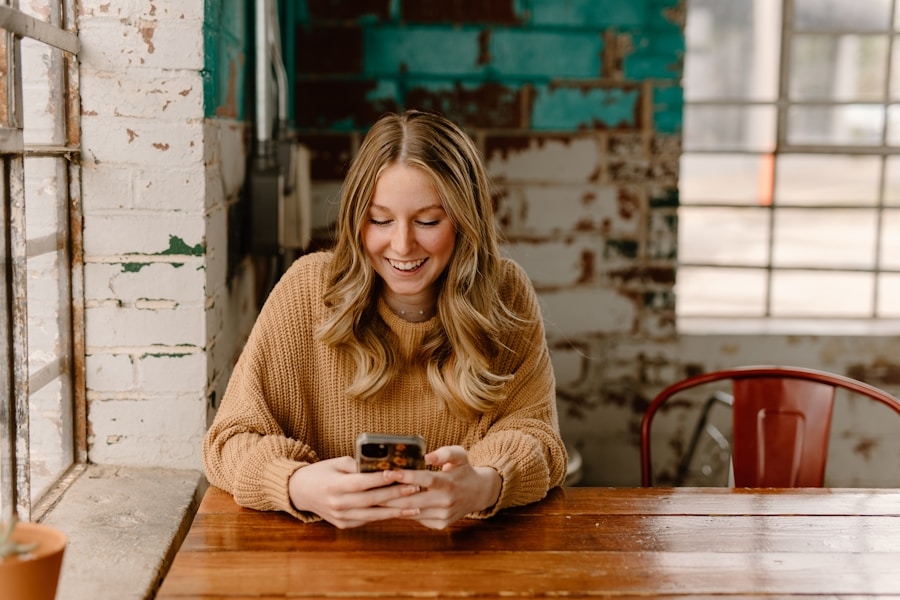Gæst med telefon på café